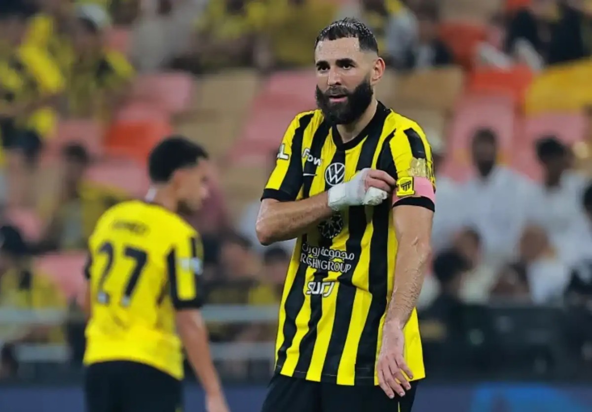 沙特要求金球先生放弃亿元高薪免费踢球，本泽马将无限期罢赛